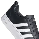 Championes adidas Court Low de color negro con las icónicas tres bandas laterales en blanco y puntera reforzada. Presentan una suela de plataforma blanca con el logo de la marca grabado en el lateral.