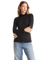 Polera de cuello mock en tejido de hilado fino, con manga larga y detalle de pespunte vertical en el centro del frente.