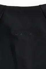 Campera deportiva de corte ajustado en tejido funcional con tecnología de absorción de sudor. Presenta cuello elevado, cierre frontal completo, mangas raglán extralargas con abertura para el pulgar y bolsillos laterales con cierre.