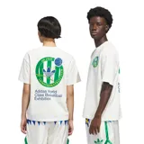Remera de algodón color blanco con cuello redondo y corte relajado. Presenta un pequeño logo circular estampado en el pecho y un diseño gráfico grande en la espalda que incluye el logo de Adidas, motivos de básquet y texto alusivo.