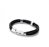 Pulsera de cuero trenzado color negro con detalles de circunferencias plateadas y cierre magnético plateado.