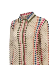Cardigan tejido a crochet en color beige con detalles multicolores en verde, azul, fucsia y naranja. Presenta cuello camisero, mangas largas y cierre frontal con botones.