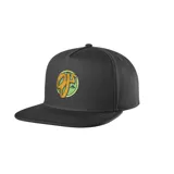Gorra tipo snapback negra de visera plana, con parche bordado circular en el frente en tonos verde y amarillo con letras estilizadas.