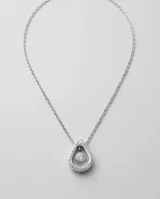 Collar de acero con dije en forma de gota adornado con circonias pavé y una piedra central colgante.