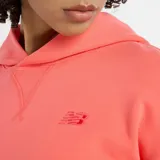 Canguro New Balance Athletics color salmón, de corte oversize, con capucha, bolsillo tipo canguro y logo bordado en el pecho.