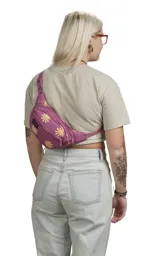 Riñonera negra de la marca JanSport, modelo Fifth Avenue, con parche frontal de la marca y cierres metálicos.