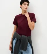 Remera básica Cortelle de ribana, color marrón, con mangas cortas y cuello redondo ajustado.