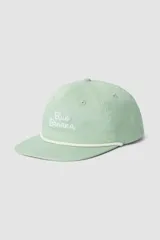 Gorra verde claro con visera curva y logo "Blue Banana" bordado en blanco.