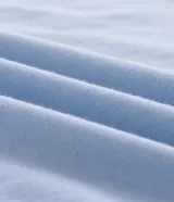 Remera masculina color celeste, de corte comfort, cuello redondo y manga corta. Presenta un estampado localizado de sello náutico con un ancla en el pecho.