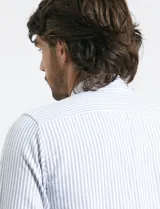 Camisa de manga larga con estampado de rayas verticales, cuello button-down, bolsillo frontal y botones de madera.