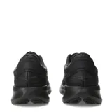 Championes New Balance Catalyst para mujer, de color negro con el logotipo en tono plateado. Confeccionados en malla transpirable con entresuela amortiguada y suela de gran tracción.