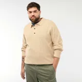Sweater de punto con textura tipo waffle, color beige, con cuello polo y cierre frontal de tres botones. Diseño de manga larga con puños acanalados.