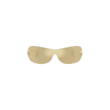 Lentes de sol Dolce & Gabbana con armazón envolvente tipo máscara de diseño futurista en color dorado, con micas espejadas y detalles del logo en las patillas.