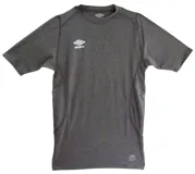 Remera térmica de manga corta Umbro, color negro, con cuello redondo y logo de la marca estampado en el pecho.