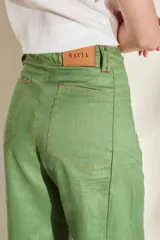 Pantalón de lino blanco de corte wide leg, con diseño amplio y costuras pespunteadas a contratono.