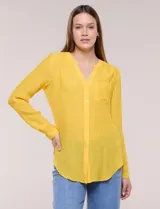 Blusa de calce relajado color salmón, confeccionada en tela liviana con textura sutil. Presenta escote en V con abotonadura frontal, bolsillo parche en el pecho, mangas largas regulables con presilla y ruedo con opción de anudar en el frente.