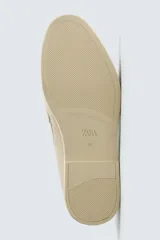 Mocasín casual de hombre fabricado en piel con acabado de serraje, diseño de corte liso con detalle de bordón y suela fina a tono.