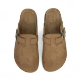 Zuecos color camel con hebilla metálica ajustable y suela de corcho.