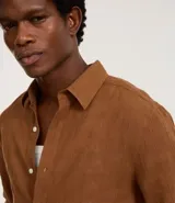 Camisa de hombre, manga larga, color beige claro, con cuello inglés y textura grid.