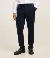 Pantalón slim de sastrería de color gris claro, confeccionado en sarga de algodón con elastano, con cierre frontal de botón y cremallera, y bolsillos.
