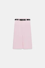 Falda midi tubo de color rosado con abertura frontal en el bajo y cierre lateral con cremallera oculta. Incluye un cinturón negro con hebilla dorada.