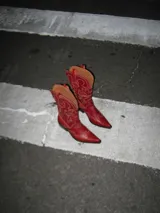 Bota texana de caña alta color rojo con bordado artesanal y taco de 5cm.