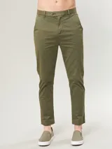 Pantalón chino color verde oliva, de corte slim fit y largo al tobillo.