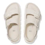 Sandalias planas color hueso con dos correas anchas ajustables con hebillas y correa trasera.