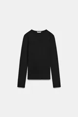 Camiseta de manga larga y cuello redondo, con corte ajustado al cuerpo.