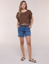 Short de algodón color beige, con pretina con pasadores, botón y cierre, bolsillos delanteros y bolsillos traseros abotonados. Incluye cinturón trenzado marrón.