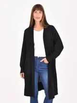 Saco largo negro de punto, con cuello abierto, mangas largas y dos bolsillos delanteros.