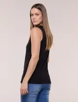 Musculosa básica negra de rayón con elastano, escote en V pronunciado y diseño sin mangas.