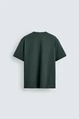 Camiseta de cuello redondo y manga corta con ajuste regular, confeccionada en tejido de peso medio.