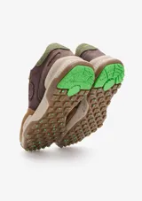 Championes urbanos Satorisan modelo Chacrona, confeccionados en cuero marrón con detalles en gamuza, cordones amarillos y suela de goma con efecto salpicado y detalles en verde.