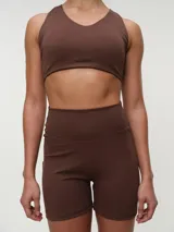 Calza deportiva corta de tiro alto, color negro, con diseño ajustado y costuras reforzadas.