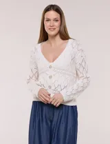 Cardigan de punto color beige con trama calada, escote en V pronunciado, cierre frontal con botones efecto carey y mangas largas.