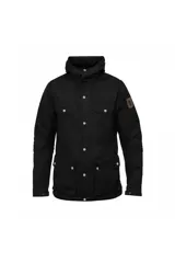 Campera negra con capucha, cierre frontal con botones a presión, múltiples bolsillos con solapa y logo de la marca en la manga.