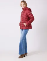 Campera puffer Michael Kors de color blanco, con diseño acolchado, cierre frontal metálico, bolsillos laterales con cierre y capucha desmontable. Incluye bolsa autoportante para guardado.