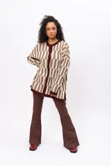 Saco de punto con diseño geométrico de bloques en tonos beige y marrón, con cuello redondo, cierre frontal de botones y terminaciones en color bordó.