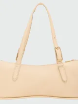Cartera de hombro de diseño minimalista y rectangular, con correa ajustable mediante hebilla metálica y cierre superior. Presenta una estructura compacta y elegante.