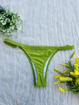 Bikini verde con tela metalizada, corpiño triángulo con argolla de zamak y colaless regulable con argollas.
