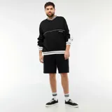 Bermuda de piqué de algodón color negro, con bolsillos laterales y calce cómodo.
