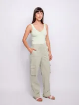 Pantalón cargo de tiro alto, color verde claro, con corte recto y ancho. Presenta bolsillos cargo laterales, costuras marcadas en el frente y elástico en la parte trasera de la cintura.