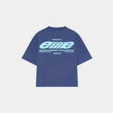 Remera oversize de color azul, confeccionada en algodón puro, de manga corta y cuello redondo acanalado. Presenta un amplio estampado gráfico en la espalda en tonos celestes con inscripciones tipográficas.