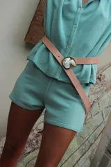 Short de tejido de punto color verde agua, de corte ajustado y cintura elástica.