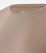 Remera deportiva de manga corta y cuello redondo, confeccionada en tejido técnico de poliamida y elastano. Presenta un diseño liso con costuras laterales y un detalle de recorte en la espalda, ideal para actividades físicas por su ligereza y capacidad de secado rápido.