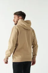 Buzo canguro de felpa color verde militar con estampado en la espalda con el logo de la marca Brookfield. Tiene capucha con cordones ajustables y bolsillo canguro.