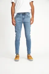 Pantalón de jean celeste de corte ajustado.