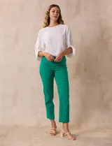 Pantalón verde esmeralda de gabardina elastizada, marca Zac & Rachel, de corte recto con pretina ancha pespunteada y largo al tobillo. Presenta bolsillos simulados.