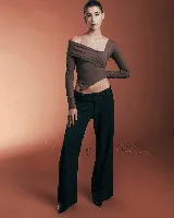 Top marrón asimétrico de algodón, con un hombro descubierto y manga larga.